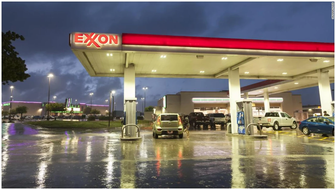 Exxon po rekordnom zisku odkúpil spätne svoje akcie za 50 miliárd dolárov