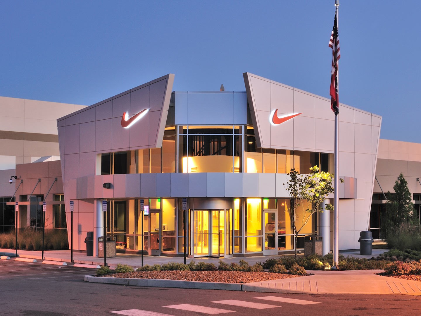 Akcie Nike stúpli po tom čo spoločnosť vyriešila svoj hlavný problém so zásobami