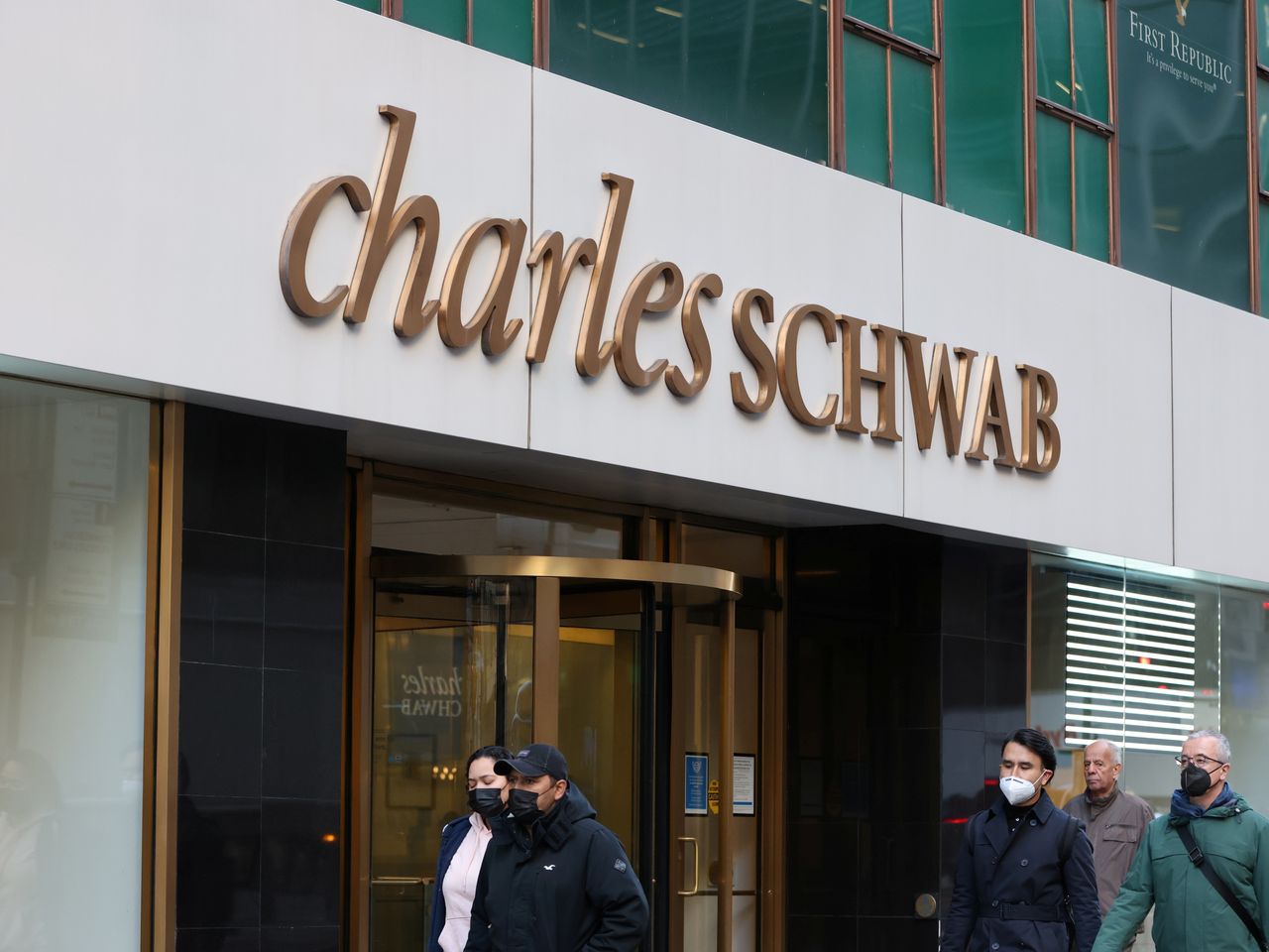 Brokerská spoločnosť Charles Schwab sa uprostred svojho najväčšieho denného poklesu snaží upokojiť investorov