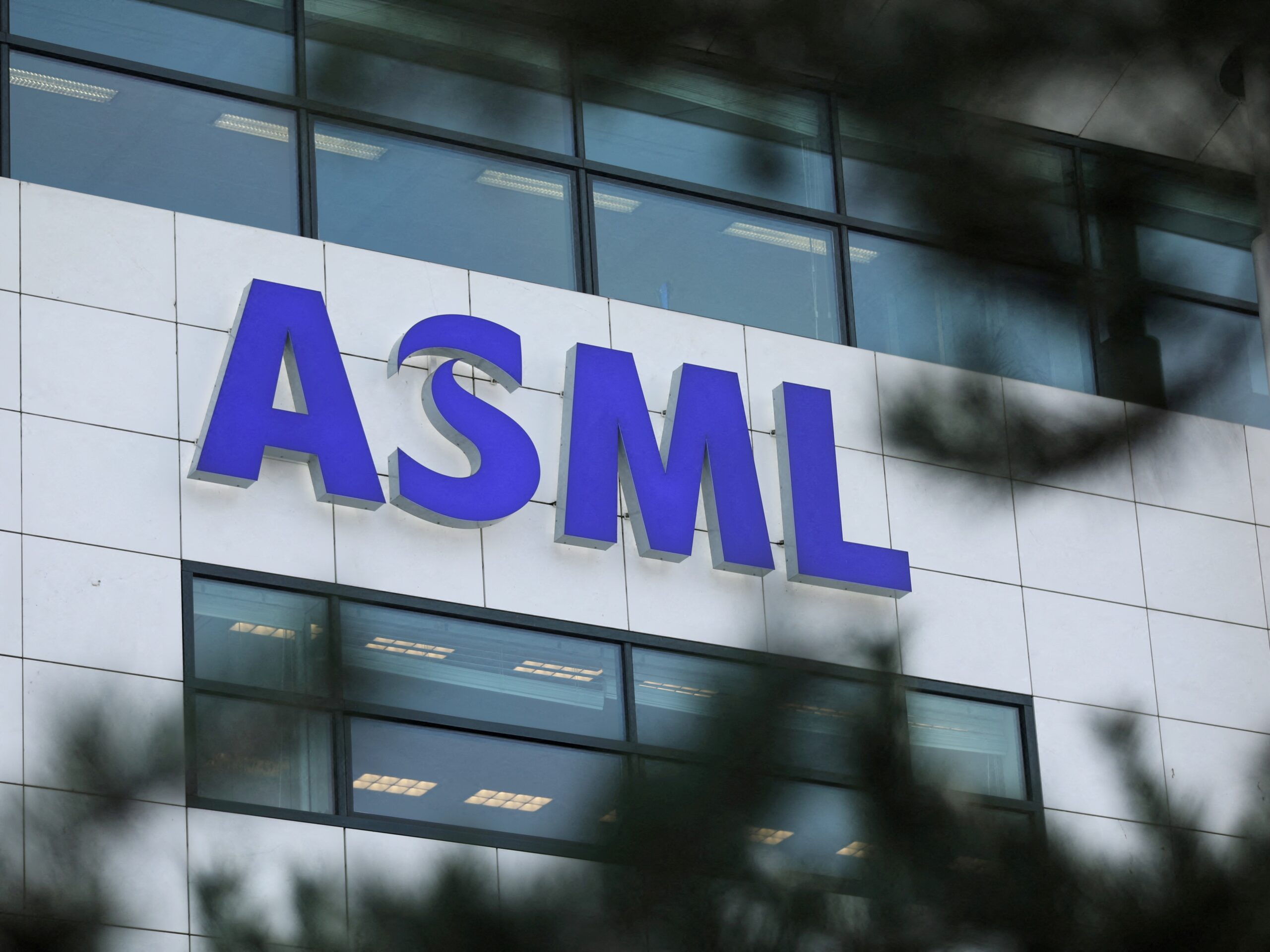 Výrobca čipov ASML zvyšuje celoročnú prognózu predaja, keďže dopyt v Číne zostáva silný