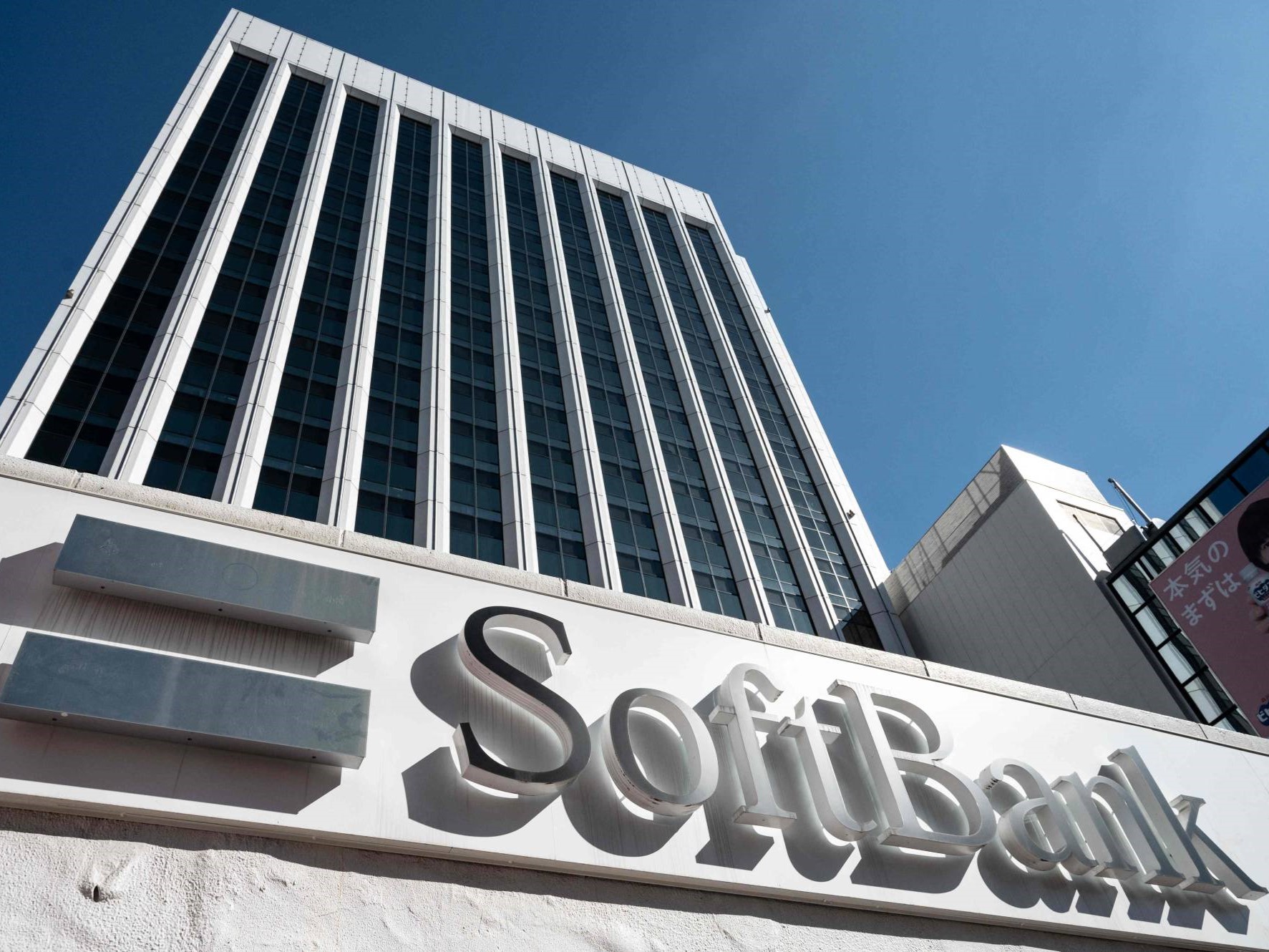 SoftBank predal takmer celý podiel v Alibabe, akcie sa opäť prepadli