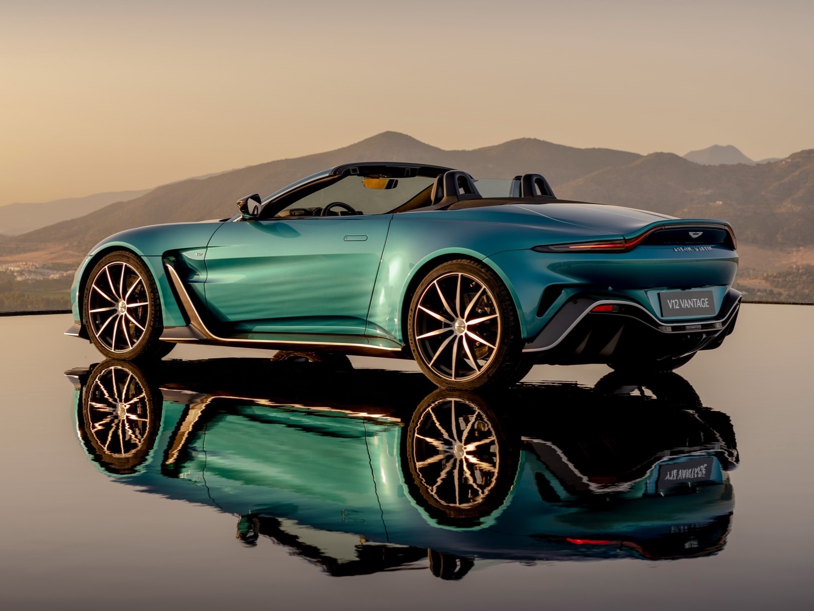 Skupina Geely Holding získala 7,6 % podiel v britskom výrobcovi luxusných automobilov Aston Martin, čím pomohla upevniť podiel čínskej spoločnosti v luxusných a európskych značkách.