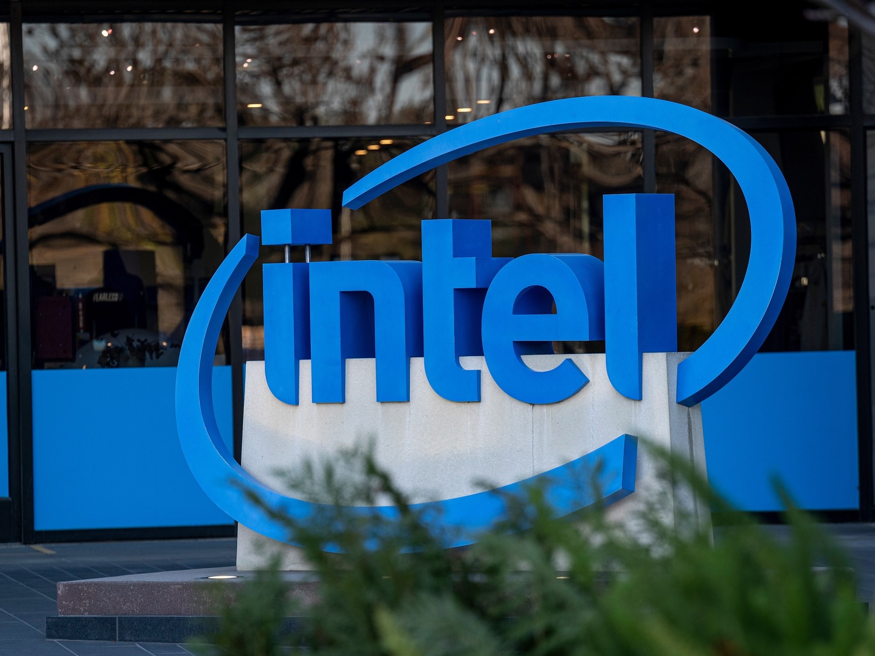 Intel zintenzívňuje svoj boj proti TSMC s novou technológiou balenia čipov