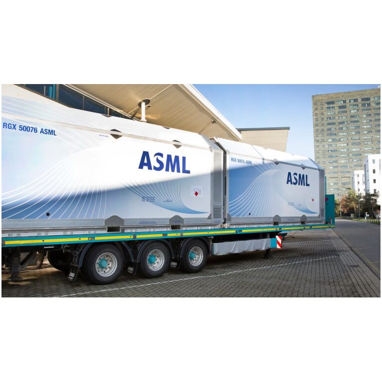 Holandský výrobca polovodičových zariadení ASML Holding vykázal nárast zisku za 3. štvrťrok na 1,89 miliardy EUR z 1,70 miliardy EUR z minulého roka. Firma varovala pred stagnáciou predaja v budúcom roku, keďže zákazníci šetria.