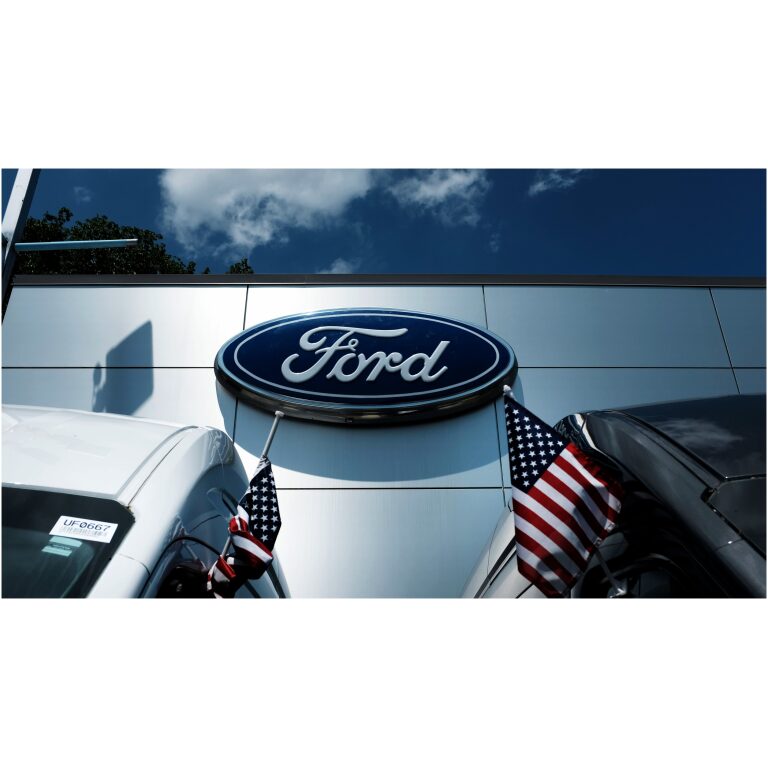 Tržby Fordu za tretí štvrťrok vzrástli medziročne o 11 % na 44 miliárd USD. Predaj automobilov v 3. štvrťroku v USA bol vo výške 500 504 kusov, čo je o 7,7 % viac ako pred rokom. Akcie automobilky klesli o viac ako 4 %.