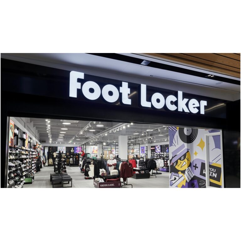 Akcie americkej spoločnosti Foot Locker si včera pripísali 23 % po tom, čo firma prekonala očakávania analytikov v treťom štvrťroku. Upravený zisk dosiahol 30 centov na akciu pri príjmoch 1,99 miliardy USD. Analytici očakávali 21 centov na akciu pri výnosoch 1,96 miliardy USD.