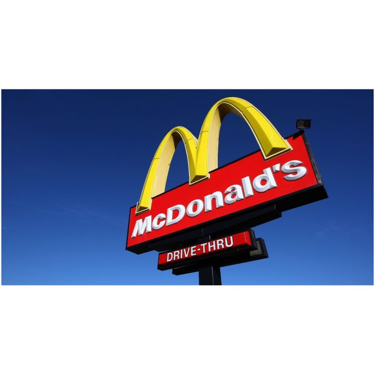 Americká sieť rýchleho občerstvenia McDonald’s oznámila, že kupuje menšinový podiel investičnej firmy Carlyle v spoločnosti, ktorá riadi jej reštaurácie v Číne, Hongkongu a Macau. Tým sa zvýši podiel McDonald’s v tejto divízii z 20 % na 48 %. 