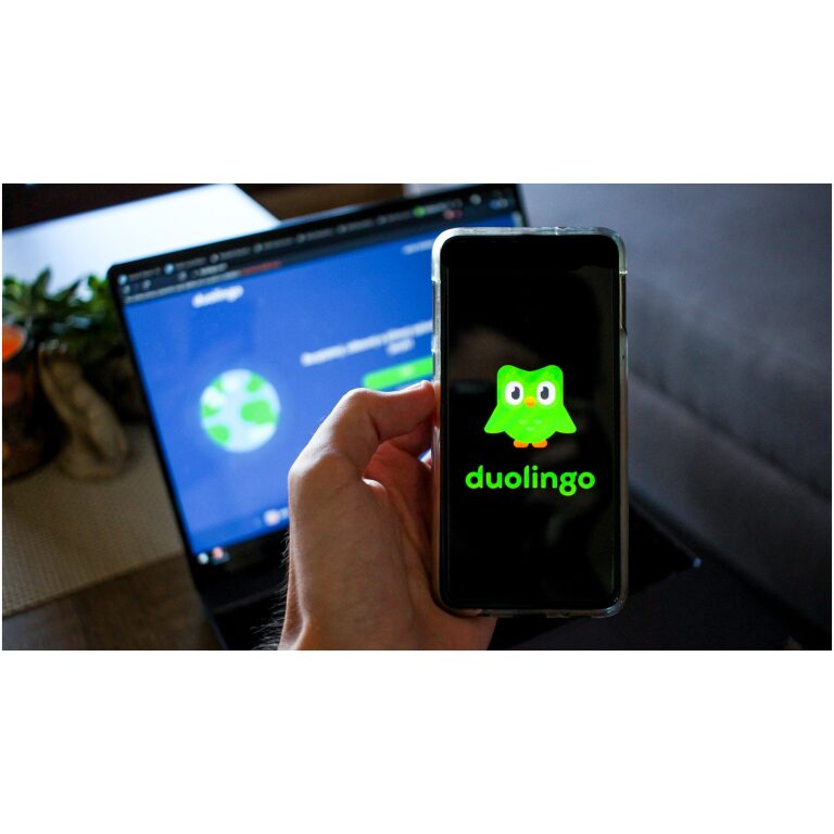 Akcie online jazykovej platformy Duolingo vyskočili o 6 % po tom, čo firma prekonala očakávania za tretí štvrťrok, keď vykázala tržby na úrovni 137,6 milióna USD, čo predstavuje medziročný nárast o 43,3 %. Manažment taktiež ponúkol lepšie vyhliadky do budúcna ako sa čakalo.