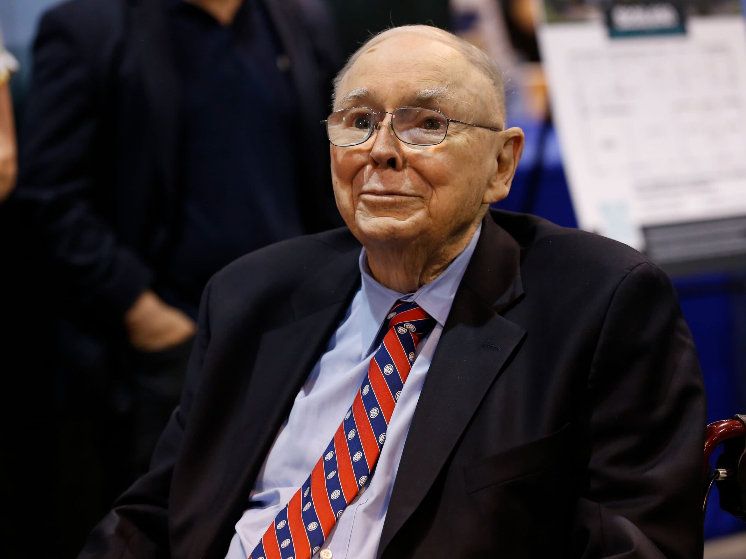 Charlie Munger, legenda a pravá ruka Warrena Buffeta, skonal vo veku 99 rokov