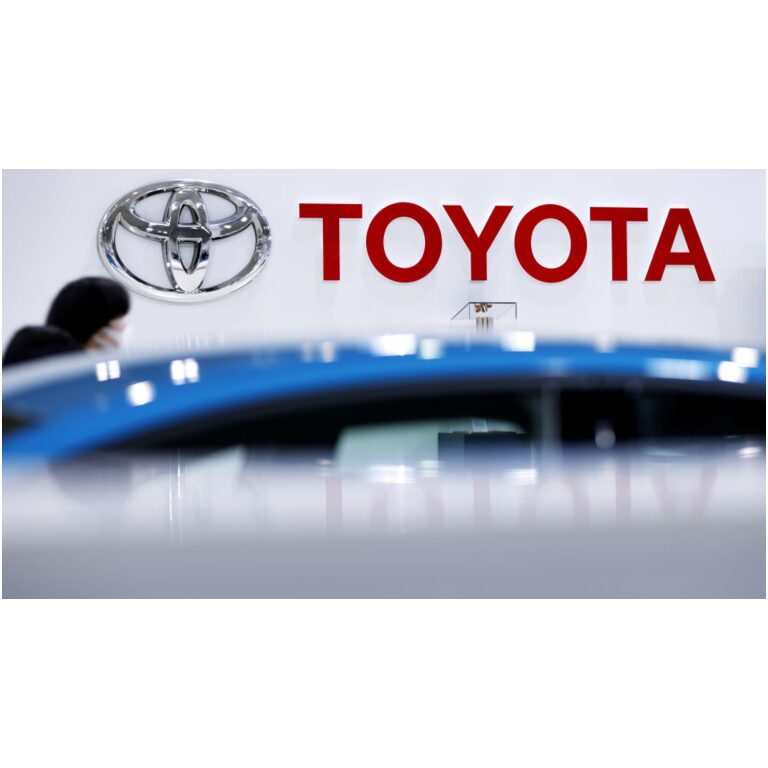 Japonská automobilka Toyota plánuje predať 10 % podiel v spoločnosti Denso, ktorá je druhým najväčším svetovým výrobcom automobilových komponentov, za 4,7 miliardy USD.