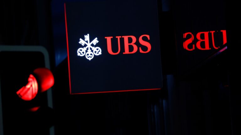 Akcie švajčiarskej banky UBS včera vyskočili o 5,2 % na 52-týždňové maximum. Krok nahor nasleduje po oznámení, že aktivistický investor Cevian Capital kúpil podiel v banke hodnote 1,2 miliardy EUR. V súčasnosti sa jedna akcia UBS obchoduje za rekordných 30,7 USD.