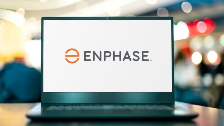 Akcie solárnej spoločnosti Enphase Energy včera uzavreli o  9,1 % vyššie, po tom čo predstavitelia firmy uviedli, že v rámci plánu reštrukturalizácie prepustia približne 10 % svojej pracovnej sily. Prepúšťanie sa tak dotkne 350 zamestnancov.