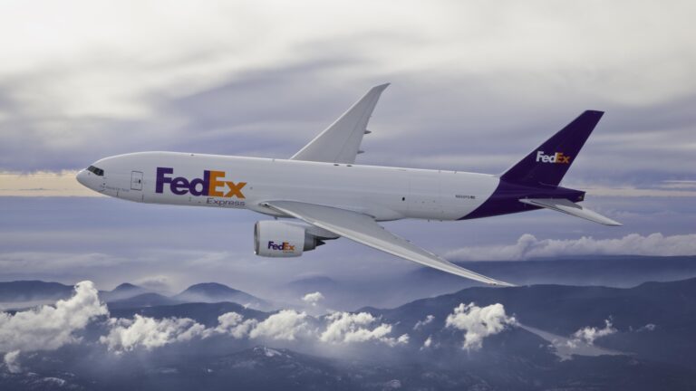 Akcie dodávateľskej spoločnosti FedEx v rozšírenom obchodovaní klesli o 10 %. Výsledky firmy výrazne zaostali za očakávania. FedEx vykázal 3,99 USD upravený zisk na akciu pri tržbách 22,1 miliardy USD. Analytici očakávali 4,18 USD na akciu a tržby 22,4 miliardy USD.