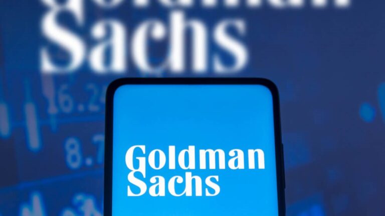 Goldman Sachs zvyšuje cieľ S&P 500 na rok 2024. Podľa ich analytikov benchmarkový index S&P 500 uzavrie rok 2024 na úrovni 5 100, kvôli zvýšenej dôvere v zníženie sadzieb Fedu v marci. Pôvodná predpoveď bola 4 700, čo v tom čase predstavovalo 5% nárast akcií.