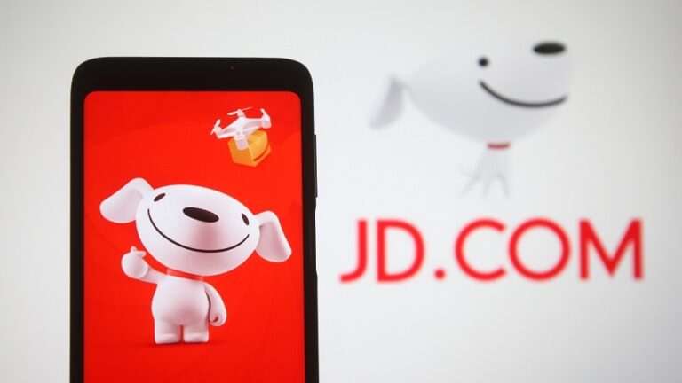 Predstavitelia spoločnosti JD.com oznámili, že firma plánuje v roku 2024 výrazné zvýšenie platov pre svojich zamestnancov. Akcie čínskej spoločnosti elektronického obchodu na správu reagovali 3,5 % rastom v predmarketovom obchodovaní v USA.