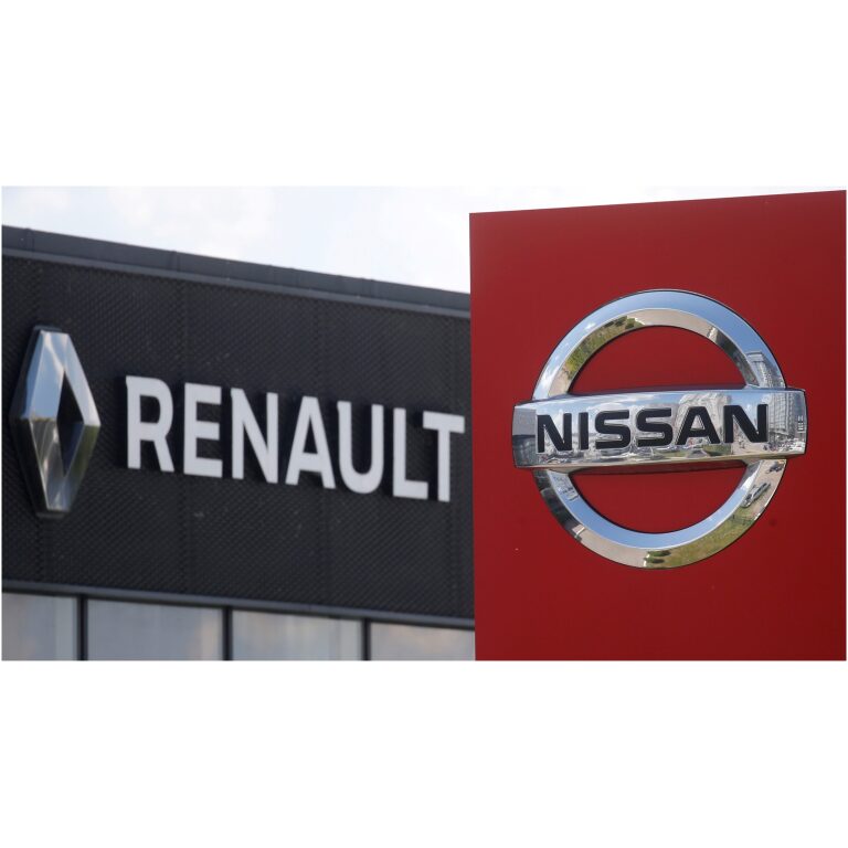 Francúzska automobilka Renault plánuje spätne predať 5 % podiel v japonskej automobilky Nissan, čím zaúčtuje stratu 1,5 miliardy EUR. Tento predaj je prvou tranšou, v ktorej Renault zníži svoj podiel v Nissane na 15 % z pôvodných 43 %.