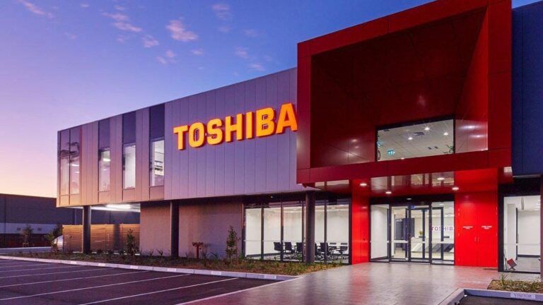 Japonský konglomerát Toshiba po 74 rokoch stiahli z burzy. Skupina investorov na čele so spoločnosťou Japan Industrial Partners kúpila 78,65 % akcií Toshiby. To novým akcionárom umožnilo urobiť z konglomerátu súkromnú spoločnosť.