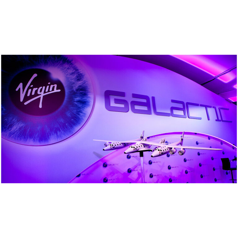 Akcie vesmírnej spoločnosti Virgin Galactic, ktorá sa špecializuje na vesmírnu turistiku a kozmické lety, klesli o 17,5 % po tom, čo v rozhovore pre Financial Times britský miliardár Richard Branson vylúčil ďalšie investície do vesmírnej spoločnosti.