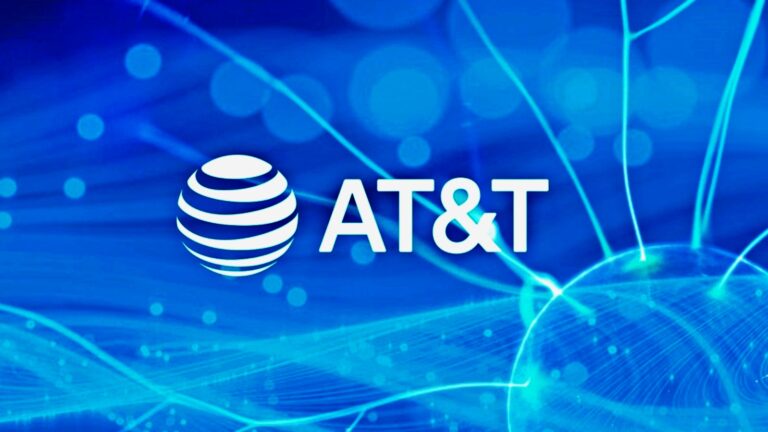 Akcie telekomunikačnej spoločnosti AT&T klesli o takmer 3 % po tom, čo výhľad ziskov pre rok 2024 zaostal za očakávaniami. Firma odhaduje upravený zisk 2,15 až 2,25 USD na akciu, zatiaľ čo analytici odhadovali 2,46 USD na akciu.