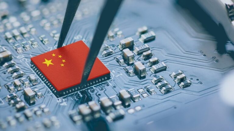 Dovoz strojov používaných na výrobu počítačových čipov v Číne vzrástol za rok 2023 o 14 %. Čína na kúpi minula takmer 40 miliárd USD, čo je druhá najväčšia hodnota zaznamenaná od roku 2015. Čína sa snaží byť sebestačná vo výrobe čipov a snaží sa obísť kontroly vývozu uložené od USA a ich spojencami.