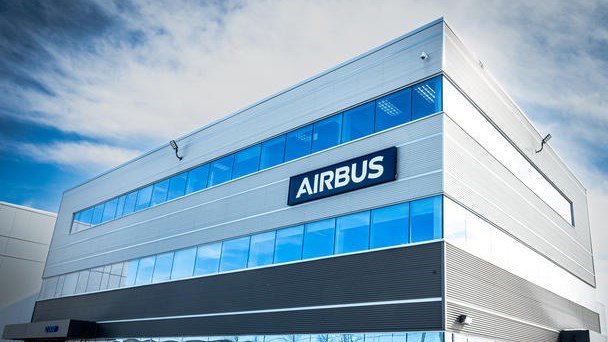 Európska firma Airbus vykázala v roku 2023 rekordné objednávky a porazila jeho najväčšieho konkurenta Boeing už piaty rok po sebe. Objednávky v roku 2023 sa spoločnosti zvýšili medziročne o 11% na 2319 nových osobných a nákladných lietadiel. 