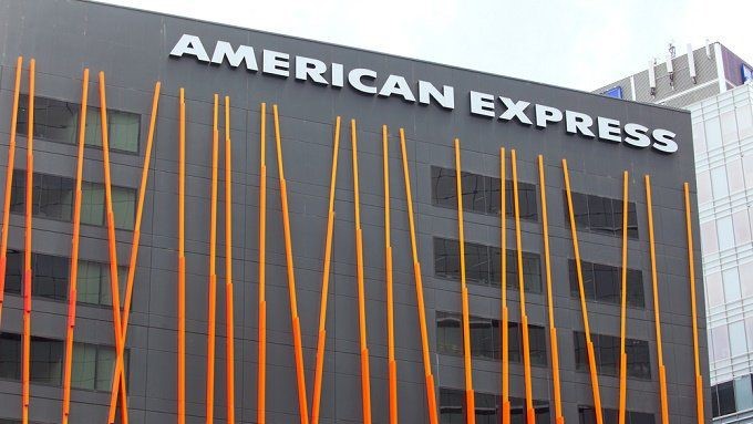 Medzinárodná spoločnosť poskytujúca finančné služby American Express vykázala za 4. štvrťrok 2023 tržby na úrovni 15,8 miliardy USD, čo predstavovalo rast o 11 %. Analytici prognózovali 16 miliárd USD. Zisk na akciu vzrástol o 23 % na 1,93 miliardy USD.