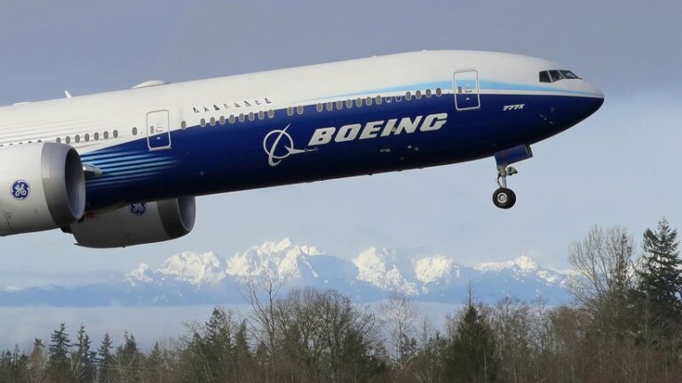 Jeden z najväčších svetových výrobcov leteckých produktov Boeing dnes v predmarketovom obchodovaní odpísal viac ako 7 % po tom, čo Federálny úrad pre letectvo nariadil kontrolu 171 lietadiel spoločnosti, po výbuchu časti lietadla počas letu Alaska Airlines. Dodávateľ Spirit AeroSystems klesol o 15 %.