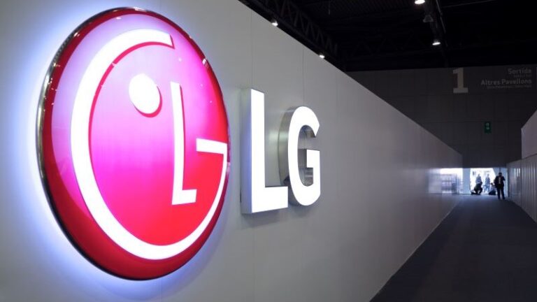 Akcie juhokórejského technologického giganta LG Electronics si pripísali v rozšírenom obchodovaní viac ako 5 %. Firma v roku 2023 zaznamenala rekordné tržby na úrovni 58,5 miliardy EUR, k čomu prispel výrazný rast predaja domácich spotrebičov.