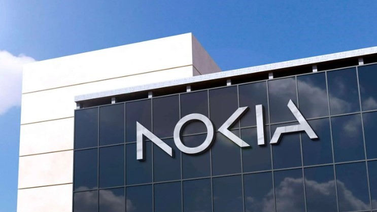 Fínska telekomunikačná firma Nokia oznámila dvojročný odkup akcií za 600 miliónov EUR. Akcie si v rozšírenom obchodovaní pripísali 8,5 %. Firma tiež oznámila 23 % pokles tržieb za 4. štvrťrok v porovnaní s predchádzajúcim rokom.