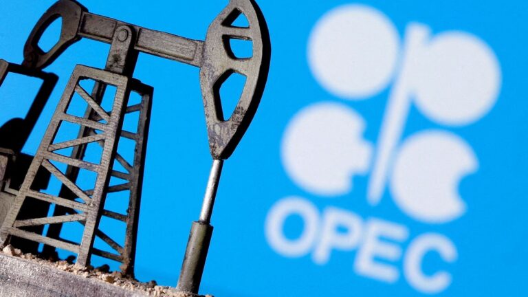 Saudská Arábia vo februári zníži ceny ropy pre kupujúcich. Skupiny OPEC+ chce znížením svojej ťažby zabrániť tiež hromadeniu ropy v skladoch, pričom sa obáva, že spomalenie ekonomiky obmedzí globálny dopyt.