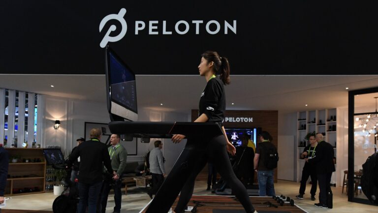 Akcie fitness spoločnosti Peloton vyskočili o 13 % po tom, čo oznámil, že spolupracuje s TikTok, aby priniesol krátke fitness videá na známu platformu. Partnerstvo je snahou podporiť predplatiteľov a prilákať širší okruh zákazníkov, keďže sa Peloton pokúša zotaviť z klesajúcich tržieb a ziskov.
