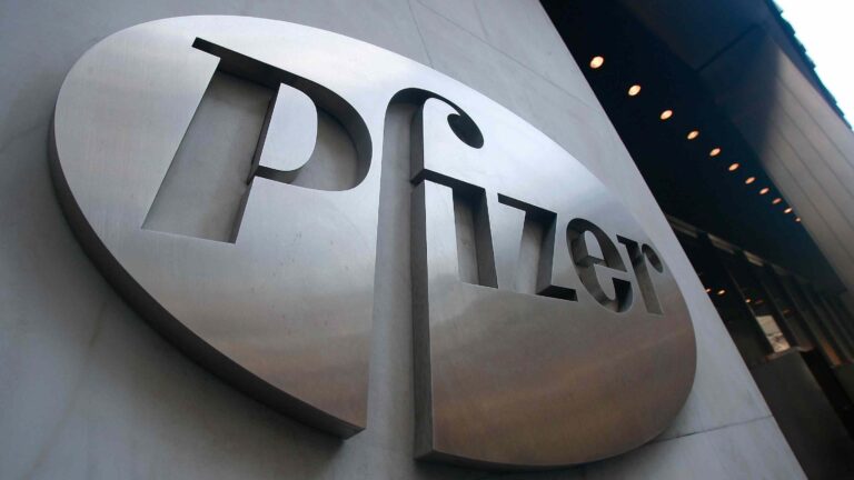 Tržby jednej z najväčších farmaceutických firiem na svete, Pfizer, za rok 2023 dosiahli 58,5 miliardy USD. Upravený zisk na akciu za rok 2023 bol 1,84 USD. Za štvrtý štvrťrok firma zaznamenala 42 % medziročný rast tržieb na 14,2 miliardy USD.
