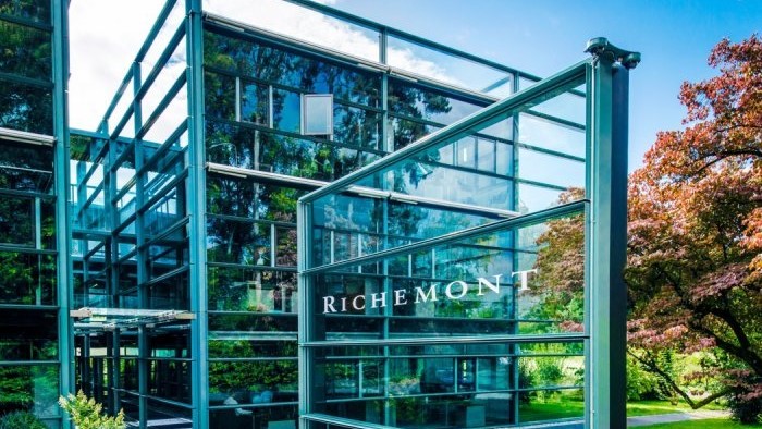 Švajčiarska luxusná spoločnosť Richemont, ktorá vlastní značky ako Cartier či Montblanc, zaznamenala v poslednom štvrťroku výrazný nárast predaja v Číne, čo naznačuje odolnosť luxusného trhu. Ich tržby dosiahli historický rekord na úrovni 5,6 miliardy EUR, čo predstavuje 8 % medziročný rast.