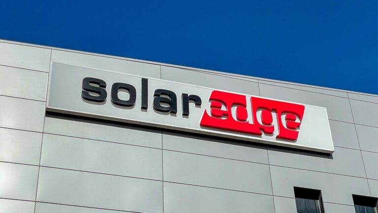 Jedna z najhodnotnejších izraelských firiem SolarEdge Technologies si pripísala takmer 4 % po tom, čo solárna spoločnosť oznámila plány na zníženie 16 % svojej pracovnej sily na celom svete v snahe znížiť prevádzkové náklady. Zníženie sa dotkne približne 900 zamestnancov.