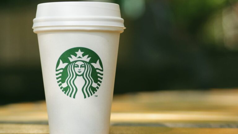 Gigant rýchleho občerstvenia Starbucks oznámil tržby vo výške 9,43 miliardy USD, čo predstavuje  nárast o 8,2 % oproti rovnakému obdobiu predchádzajúceho roka. Okrem toho dosiahol zisk na akciu (EPS) vo výške 0,90 USD, čo je významný nárast oproti 0,75 USD. Akcie si pripisujú 3 %.