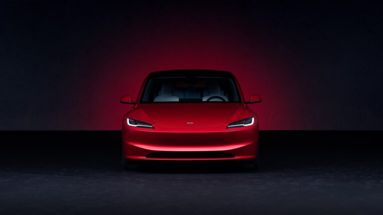 Akcie spoločnosti vyrábajúcej elektrické vozidlá Tesla klesli o viac ako 3 % po tom, čo Tesla včera oznámila znižovanie cien modelov 3 a Y v Číne. Spoločnosť tiež uviedla, že jej výrobný závod v Berlíne bude čeliť výpadkom v dôsledku prerušenia lodnej dopravy v Červenom mori.