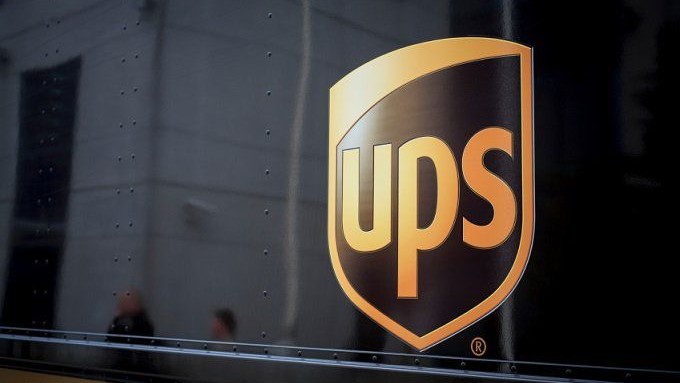 United Parcel Service (UPS), najväčšia doručovacia spoločnosť odpisuje 7 % v rozšírenom obchodovaní. Tržby za štvrtý štvrťrok klesli o 7,8 % na 24,9 miliardy USD. Upravený zisk na akciu bol vo výške 2,47 USD, čo predstavuje pokles o 31,8 % oproti minulému roku.