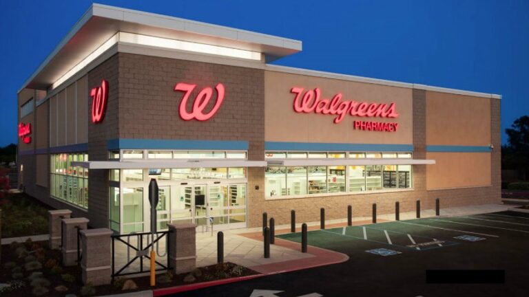 Tržby americkej farmaceutickej spoločnosti Walgreens medziročne vzrástli o 10 % na 36,7 miliardy USD. Za štvrťrok firma vykázala stratu 67 miliónov USD v porovnaní s 3,7 miliardami USD pred rokom, keď musela urovnávať súdne spory súvisiace s opiátmi. Akcie vzrástli o 2 %.