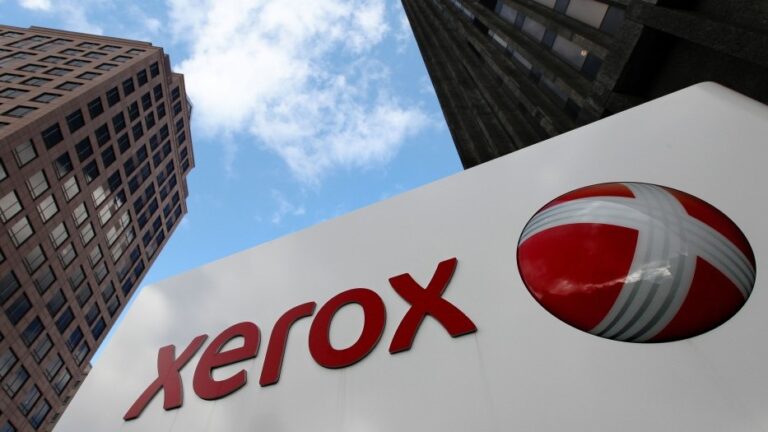 Akcie firmy Xerox klesli o viac ako 12 % po tom, čo výrobca tlačiarní a multifunkčných zariadení, oznámil plán prepustiť v prvom štvrťroku 15 % svojej pracovnej sily v rámci reštrukturalizácie. V súčasnosti ma spoločnosť približne 20 000 zamestnancov.