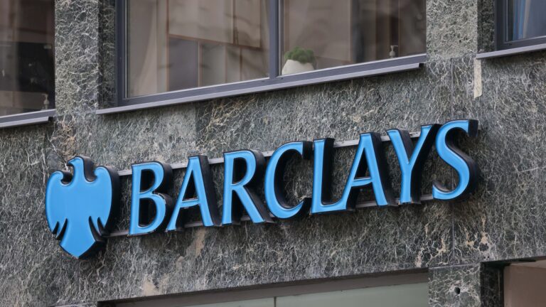 Barclays verí, že americký akciový index S&P 500 by mohol čoskoro dosiahnuť 6 000 bodov. Stratégovia zvyšujú svoje ciele na koniec roka. Najnovší je Barclays, ktorý posunul svoju cieľovú cenu na koniec roka na 5 300 bodov z pôvodných 4 800.