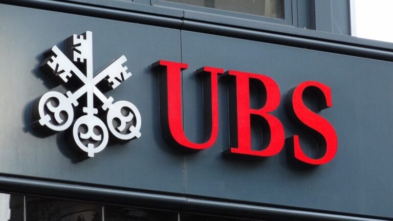 Švajčiarska banka UBS vykázala v prvom štvrťroku výrazný nárast zisku. Čistý zisk najväčšej švajčiarskej banky za prvé tri mesiace v roku 2024 výrazne vzrástol na 1,63 miliardy EUR, porovnateľne s 0,96 miliardy EUR v rovnakom období minulého roka.