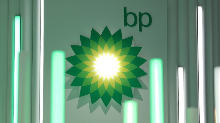 Akcie spoločnosti BP vzrástli o takmer 6 % potom, čo spoločnosť oznámila zisky za 4. štvrťrok, ktoré prekonali očakávania analytikov, aj napriek medziročnému poklesu. Zisk na akciu klesol na 1,07 USD z 1,59 USD na akciu v predchádzajúcom roku. Britská ropná firma tiež oznámila plán spätného odkupu akcií v hodnote 1,75 miliardy USD.