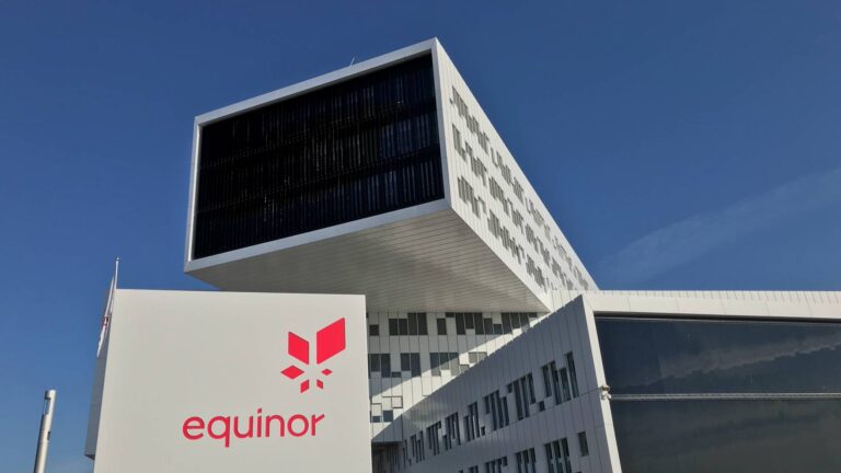 Najhodnotnejšia nórska firma Equinor zaznamenala v 4. štvrťroku 2023 pokles zisku o 70 %. Ropný koncern síce zvýšil produkciu, ale prudký pokles cien plynu vymazal zisky. Čistý zisk spoločnosti dosiahol v 4. štvrťroku 2,43 miliardy EUR.