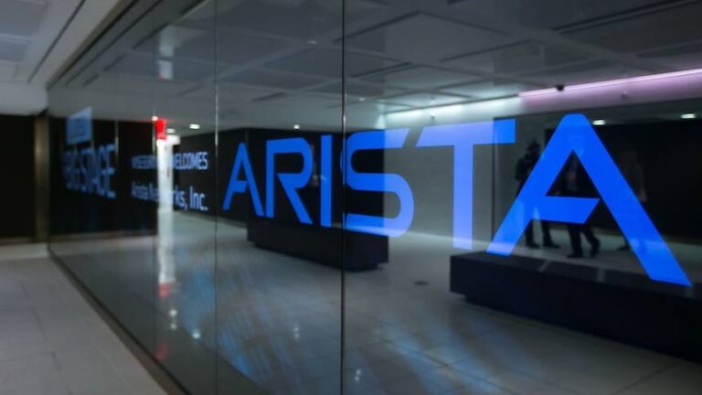 Americká sieťová spoločnosť Arista Networks odpísala takmer 7 % napriek tomu, že v štvrtom štvrťroku prekonala odhady Wall Street. Firma vydala usmernenia o výnosoch za prvý štvrťrok v rozsahu 1,52 miliardy až 1,56 miliardy USD, zatiaľ čo analytici predpovedali 1,53 miliardy USD.