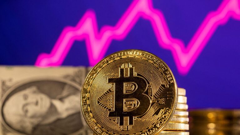 Bitcoin vzrástol a prekonal hranicu 60 000 USD, čím sa dostal na dosah od svojho historického maxima. Rast je poháňaný prílevom do ETF, ktorý od spustenia dosiahol 6,7 miliardy USD, vrátane odlivu z Grayscale.