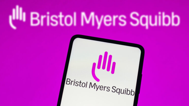 Tržby farmaceutickej spoločnosti Bristol-Myers Squibb za 4. štvrťrok sa mierne vzrástli na 11,5 miliardy USD. Tržby za celý rok 2023 klesli o 2 %. Firma očakáva celoročný zisk na akciu za rok 2024 na úrovni 7,1 až 7,4 USD na akciu.