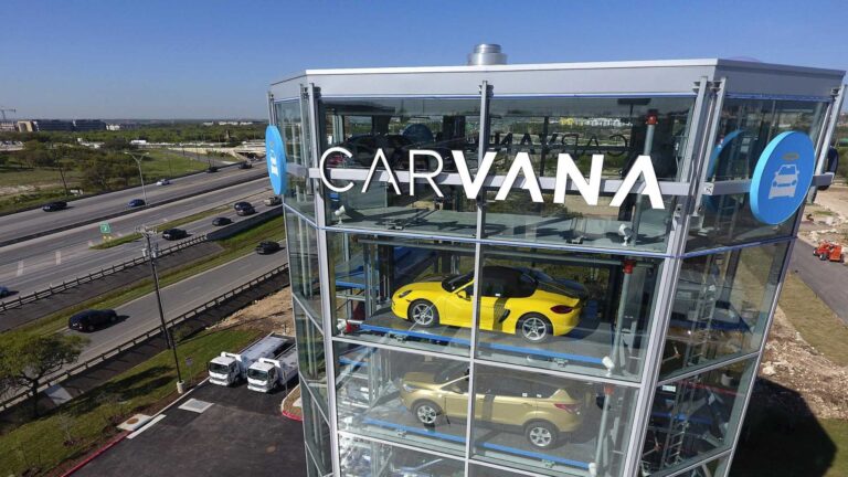 Akcie predajcu áut Carvana vzrástli o viac ako 32 % po tom, čo spoločnosť uviedla, že očakáva zvýšenie počtu predaných maloobchodných jednotiek na rok 2024. Trhová hodnota firmy za rok 2023 vzrástla o 1000 %.