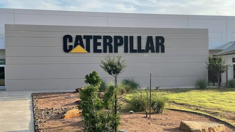 Zisk najväčšieho výrobcu stavebných a ťažobných zariadení na svete Caterpillar vzrástol o 85 % na 2,68 miliardy USD. Podporil ho vysoký dopyt po bagroch a ťažkých stavebných strojoch. Tržby medziročne vzrástli o 2,8 % na 17,1 miliardy USD zo 16,6 miliardy USD.