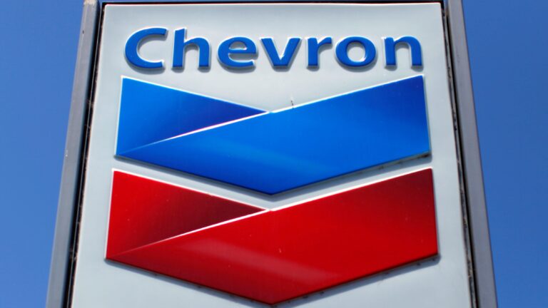 Jedna z najväčších ropných spoločností na svete Chevron vykázala tržby vo výške 50,9 miliardy USD. Za celý rok tržby medziročne klesli o 30 %. Firma zvyšuje dividendu o 8 %. Zisk na akciu bol vo výške 3,45 USD. Akcie si pripisujú 3 %.