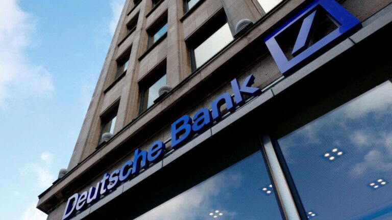Nemecká Deutsche Bank prepustí 3 500 zamestnancov s cieľom zvýšiť ziskovosť. Najväčší nemecký bankový dom zaznamenal pokles zisku v štvrtom kvartáli roku 2023, a to aj napriek zvýšeným úrokovým sadzbám. Banku zaťažili náklady na reštrukturalizáciu, jednorazové výdavky a vyššie daňové platby.